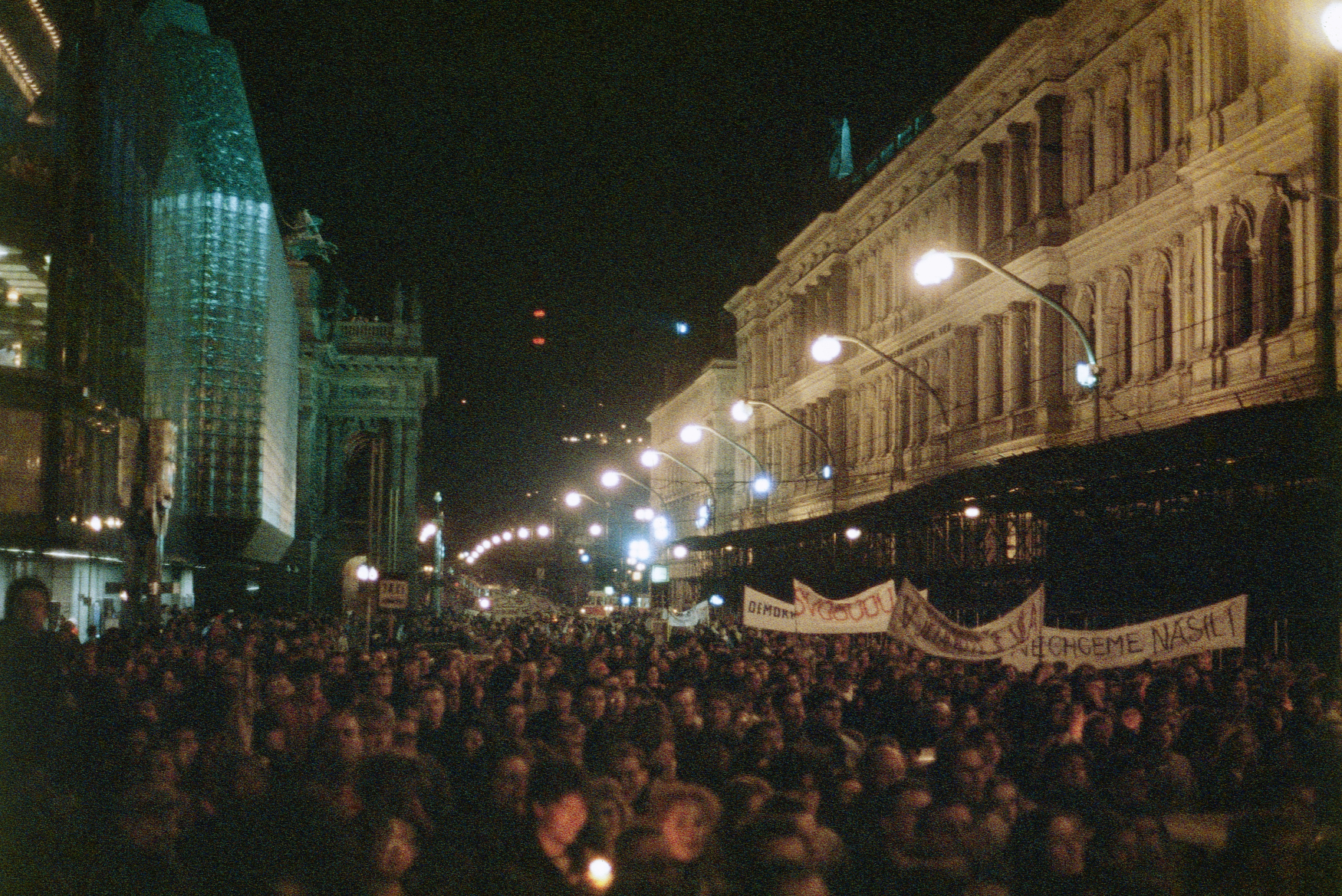 Demonstranti na Národní třídě v Praze.