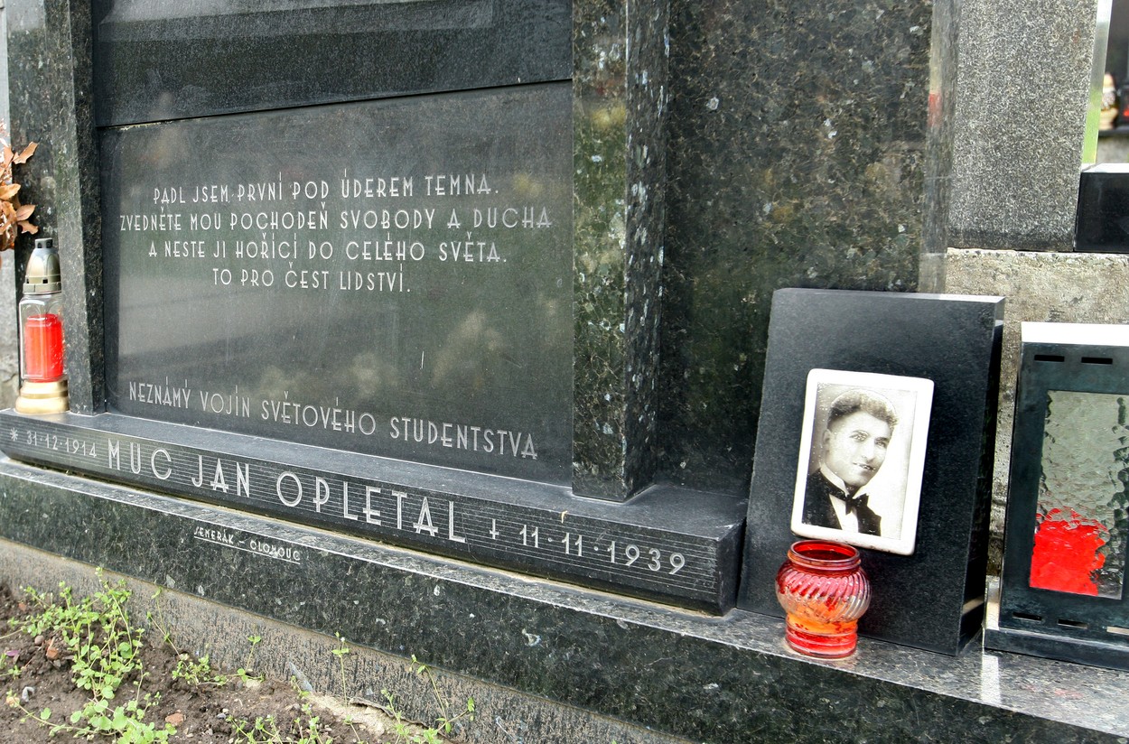 Hrob Jana Opletala v Nákle na Olomoucku. Narodil se v současné místní části Lhota nad Moravou.