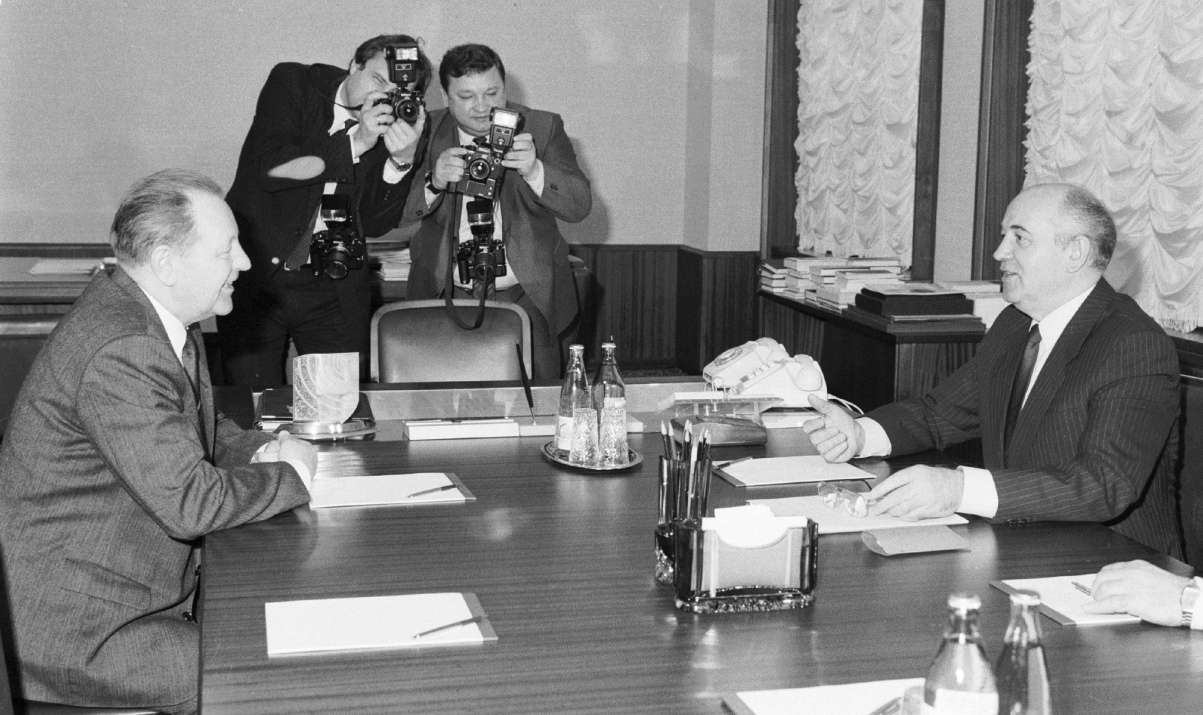 Generální tajemník ÚV KSČ Miloš Jakeš (vlevo) na návštěvě v Moskvě. Na snímku s generálním tajemníkem ÚV KSSS Michailem Gorbačovem během společného jednání.