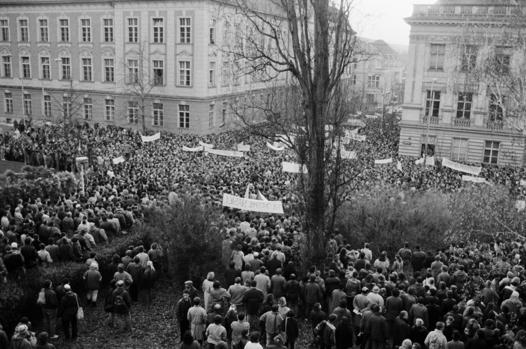 Patnáct tisíc demonstrujících na pražském Albertově.