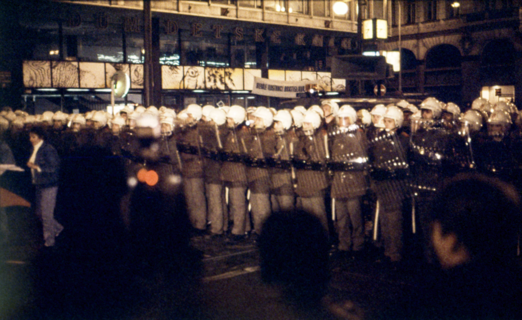 Policejní kordon proti demonstrantům na Národní třídě.