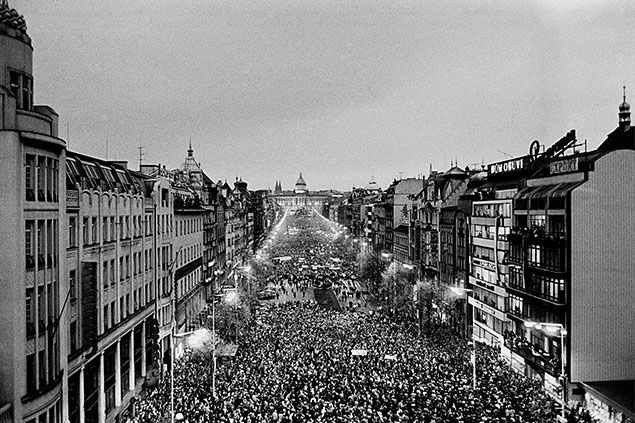 Václavské náměstí 20. listopadu, na 150 tisíc lidí.