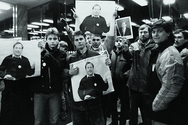 Studenti vyzývají před Federálním shromážděním poslance, aby zvolili Václava Havla hlavou státu. 