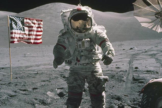 Apollo 17 - Cernan u vlajky