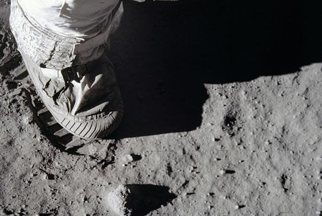 První krok Neila Armstronga na Měsíci